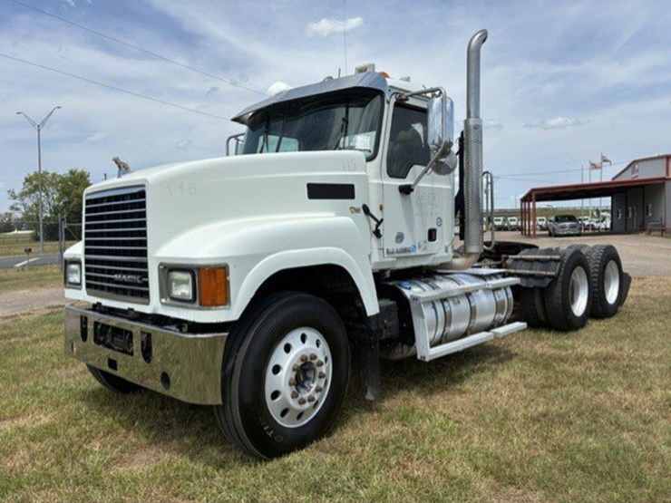 2015-mack-chu613-daycab-truck-image-1