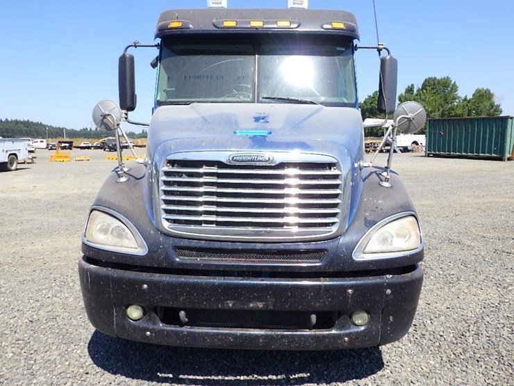 2006-freightliner-columbia-120-image-8