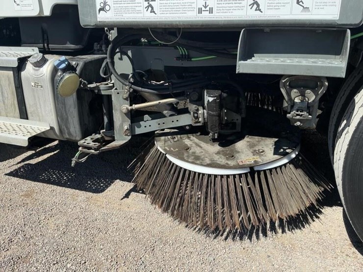 2019-freightliner-m2-106-image-9