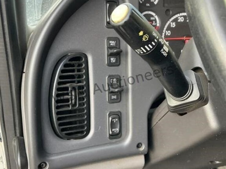 2016-freightliner-114sd-image-26