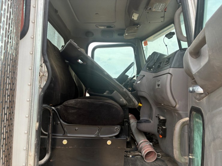 2016-peterbilt-367-image-8
