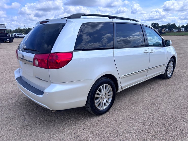 2008-toyota-sienna-image-3
