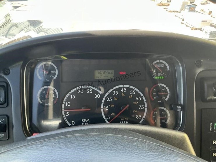 2012-freightliner-m2-106-image-27