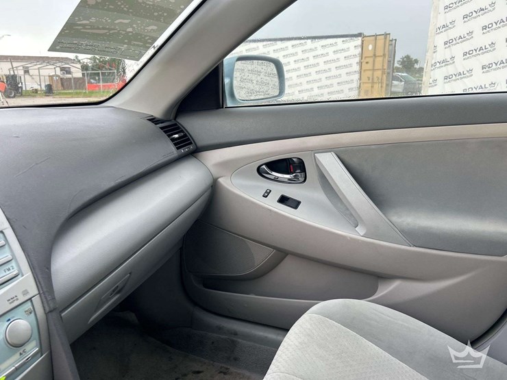 2009-toyota-camry-hybrid-sedan-image-20