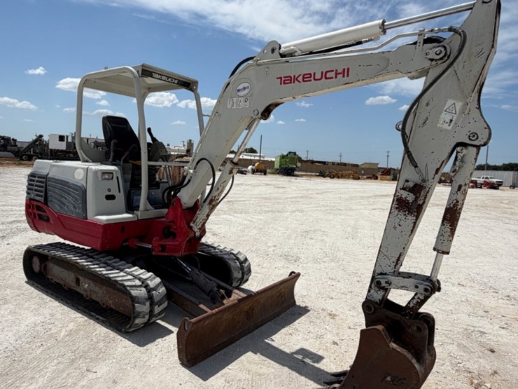 takeuchi-tb235-image-3