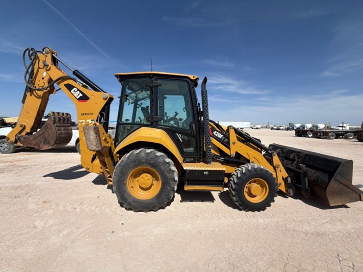 2021-caterpillar-420f2-it-image-4