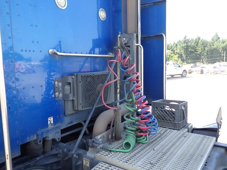 2015-peterbilt-325-image-13