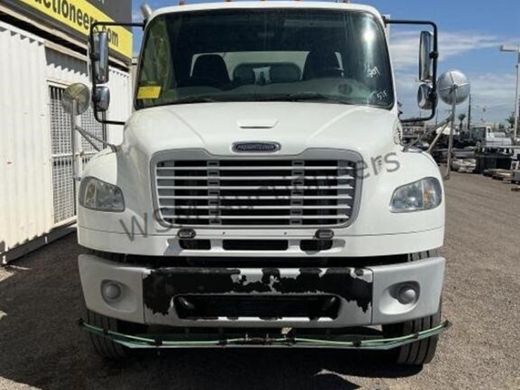 2019-freightliner-m2-106-image-3