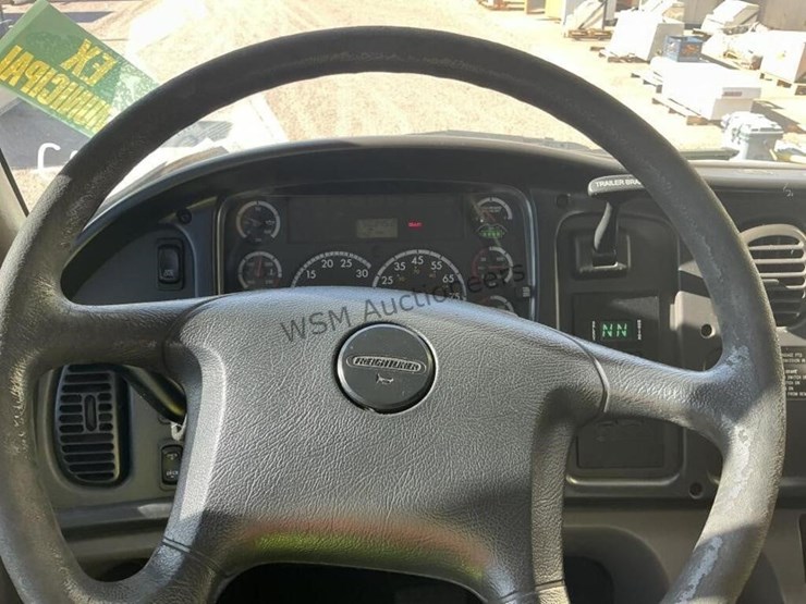 2012-freightliner-m2-106-image-26