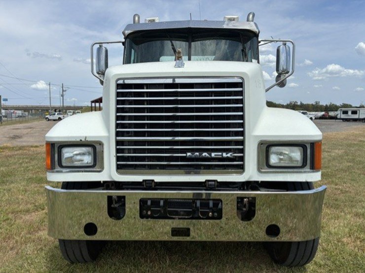 2015-mack-chu613-daycab-truck-image-3