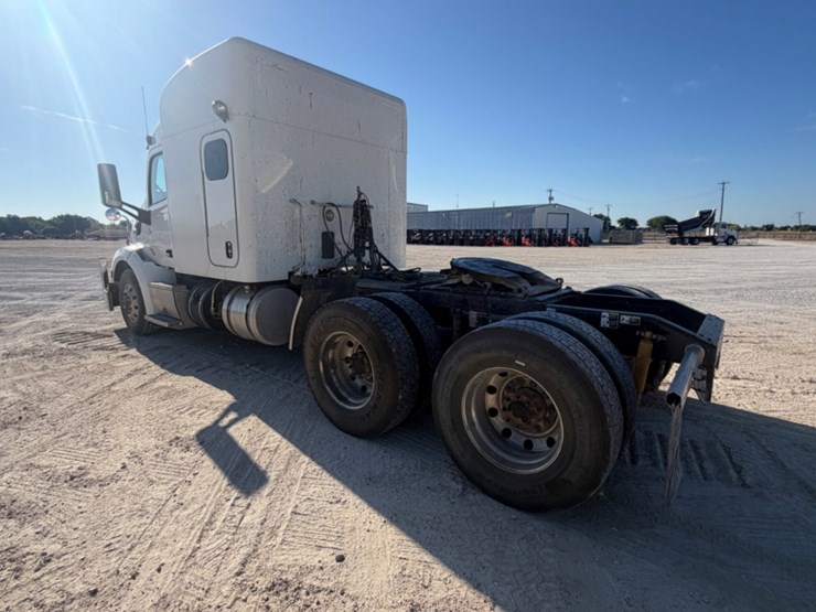 2017-peterbilt-579-image-7