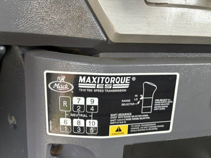 2015-mack-chu613-daycab-truck-image-11
