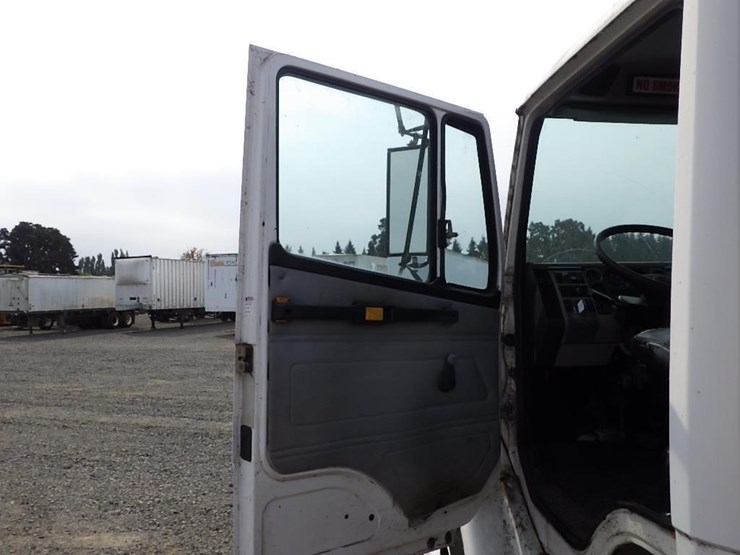 1999-freightliner-fl70-image-40