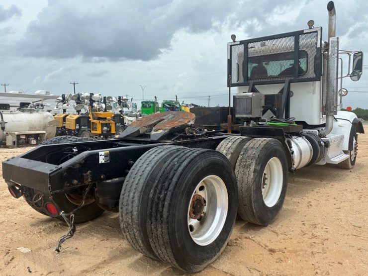 2016-peterbilt-367-image-4