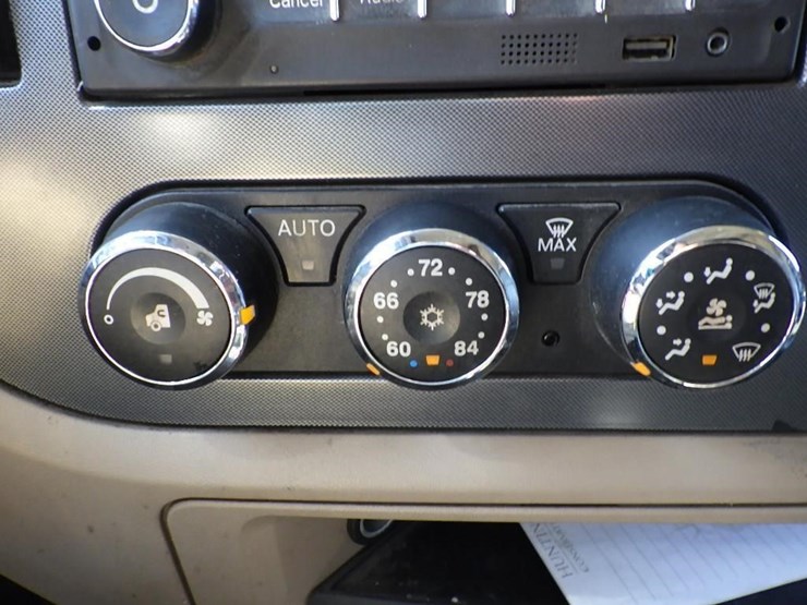 2015-peterbilt-325-image-35