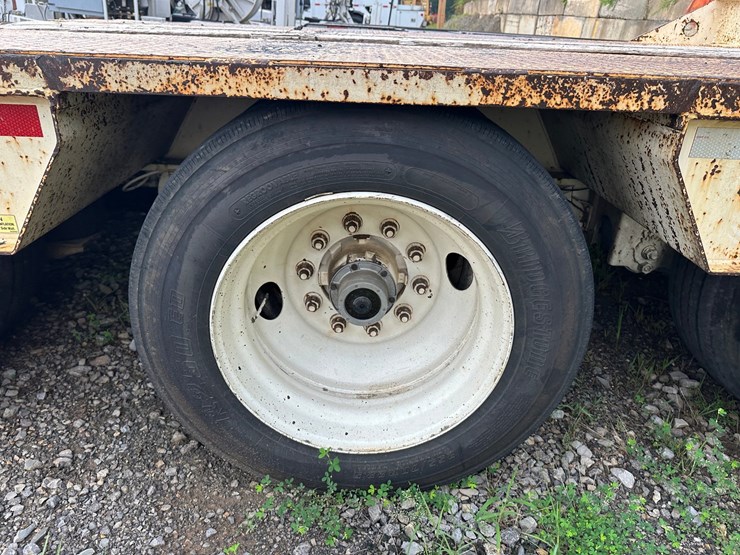 #4525-•-2010-eager-beaver-50-gsl-tri-axle-lowboy-image-50