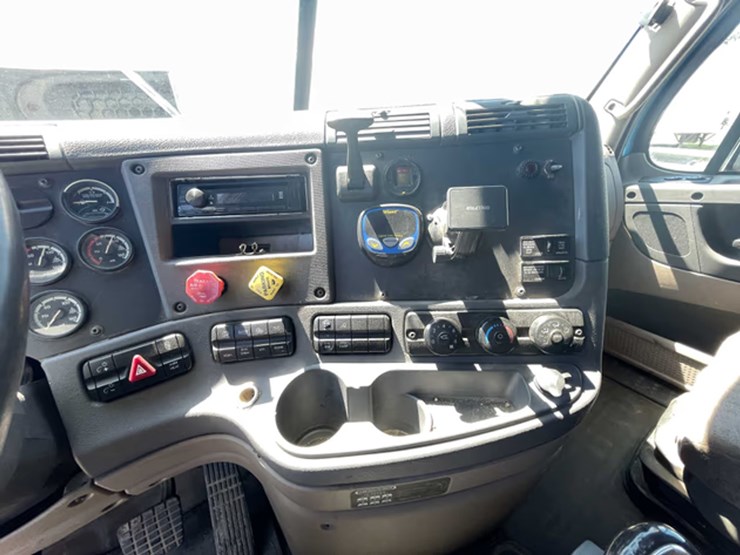 #111-•-2013-freightliner-semi-tractor-(has-wi-title)-(denmark,-wi)-image-15