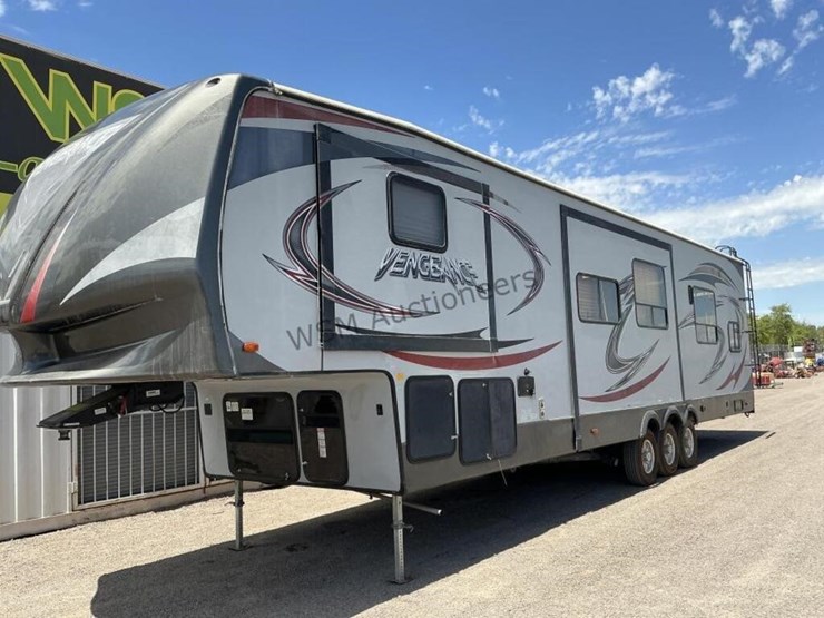 2017-forest-river-vengance-fifth-wheel-toyhauler-image-2