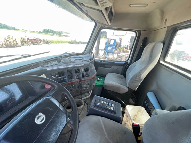 #120-•-2008-volvo-semi-tractor-(has-wi-title)-(whitelaw,-wi)-image-33