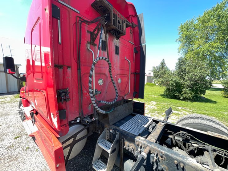 #118-•-2014-freightliner-semi-tractor-(has-wi-title)-(denmark,-wi)-image-18