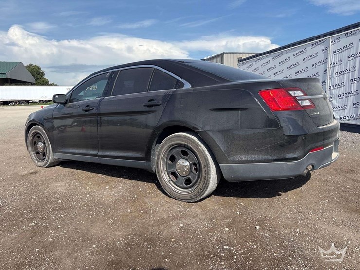 2015-ford-taurus-sedan-image-4