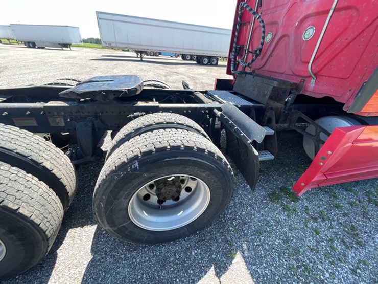 #118-•-2014-freightliner-semi-tractor-(has-wi-title)-(denmark,-wi)-image-38