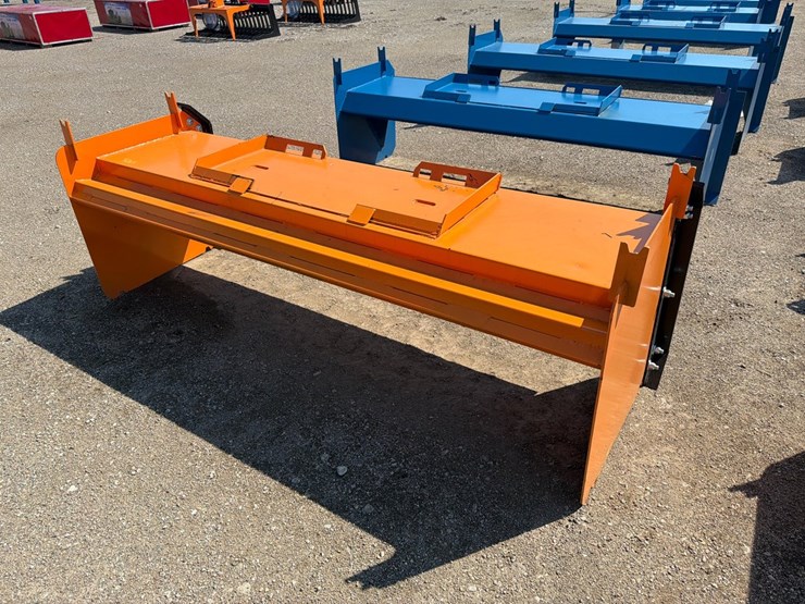 kit-containers-8'-skid-steer-pusher-with-replaceable-shoes-and-blade-image-1