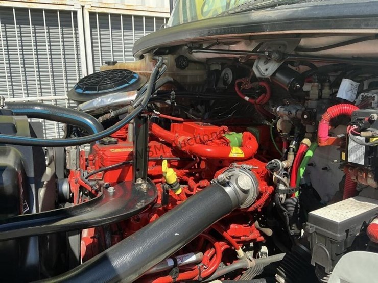 2019-freightliner-m2-106-image-13