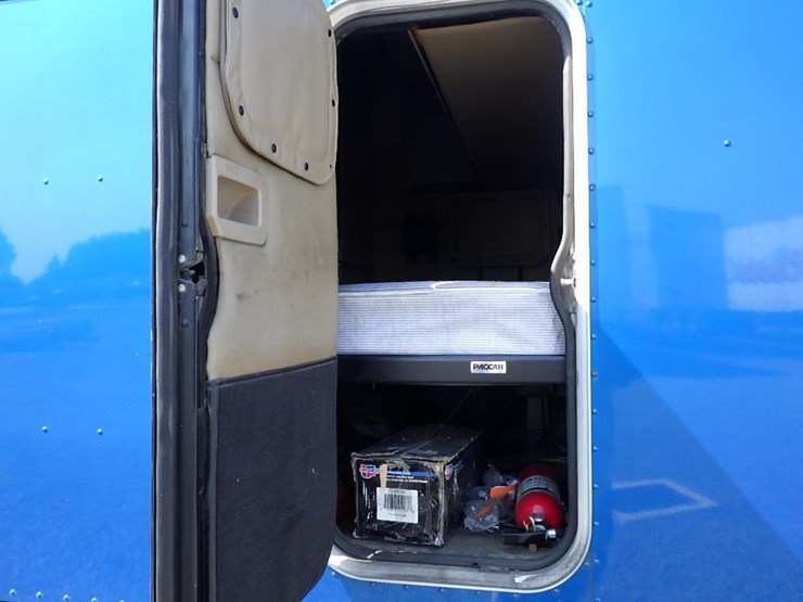 2015-peterbilt-325-image-12