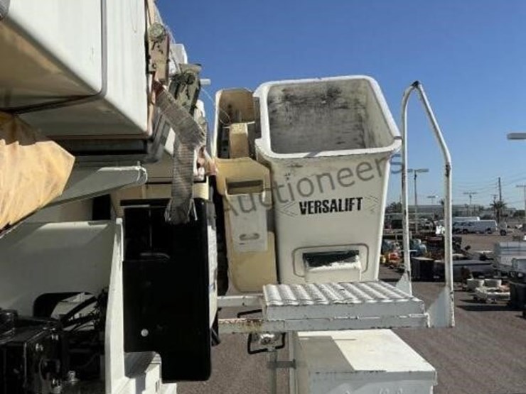2012-freightliner-m2-106-image-15