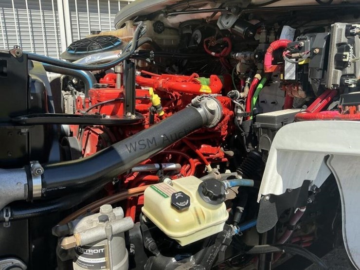 2019-freightliner-m2-106-image-12