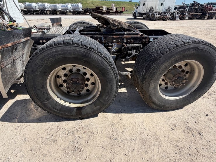 2017-peterbilt-579-image-15