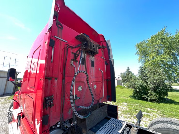 #118-•-2014-freightliner-semi-tractor-(has-wi-title)-(denmark,-wi)-image-19