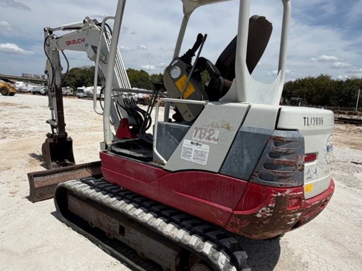 takeuchi-tb235-image-7