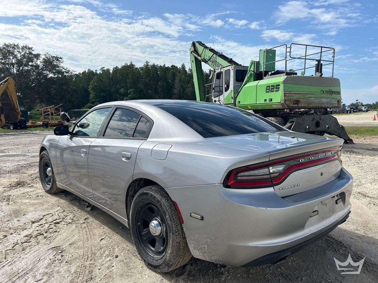 2015-dodge-charger-sedan-image-4