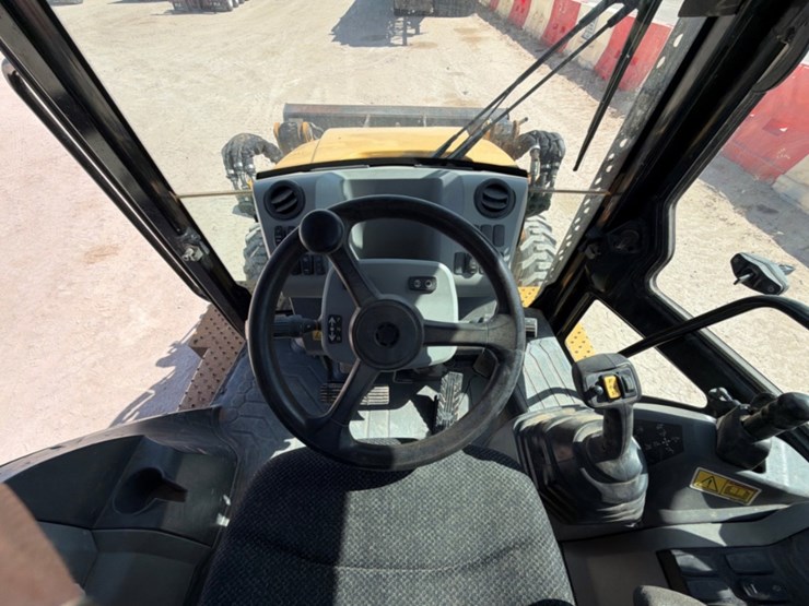 2021-caterpillar-420f2-it-image-14