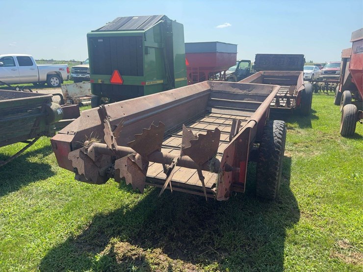 new-holland-328-image-4