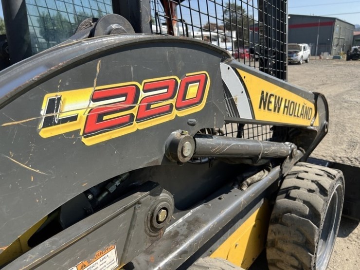 2012-new-holland-l220-image-18