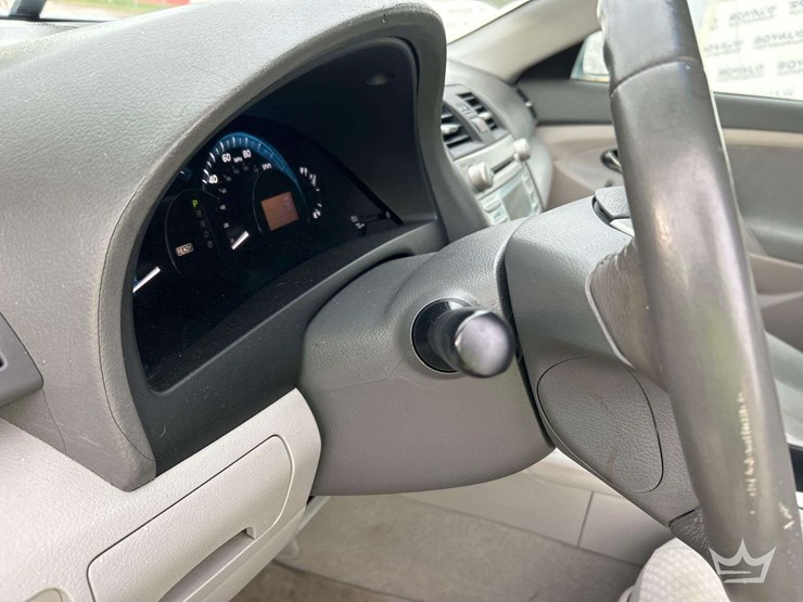 2009-toyota-camry-hybrid-sedan-image-15
