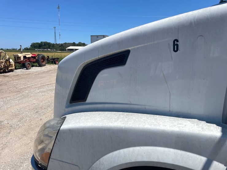 #120-•-2008-volvo-semi-tractor-(has-wi-title)-(whitelaw,-wi)-image-27