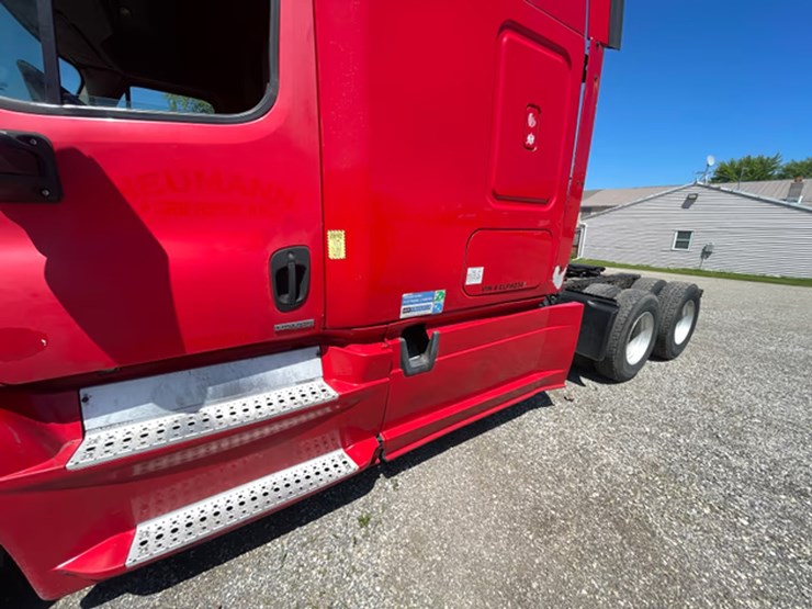 #118-•-2014-freightliner-semi-tractor-(has-wi-title)-(denmark,-wi)-image-8