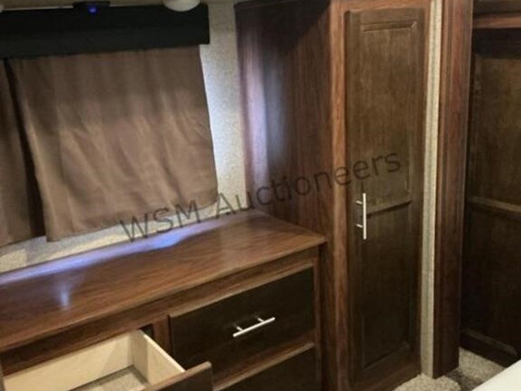 2017-forest-river-vengance-fifth-wheel-toyhauler-image-25