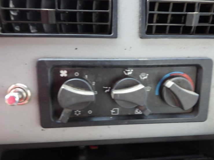1999-freightliner-fl70-image-46