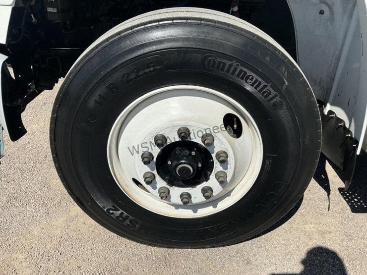 2019-freightliner-m2-106-image-11
