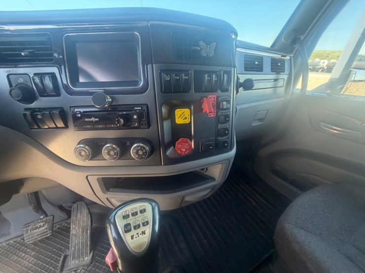 2017-peterbilt-579-image-12