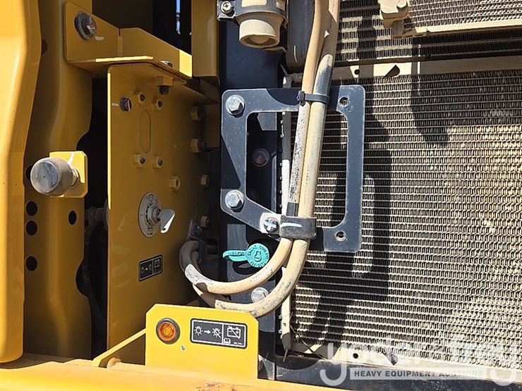 2019-caterpillar-336-image-35