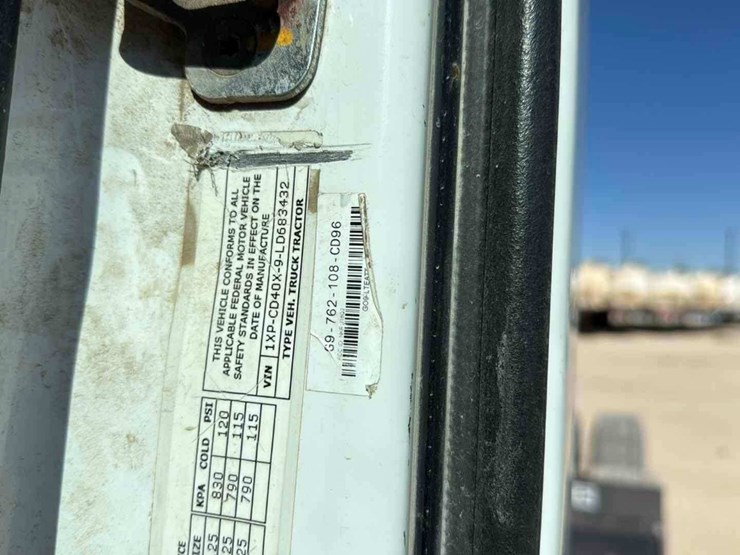 2020-peterbilt-567-image-16