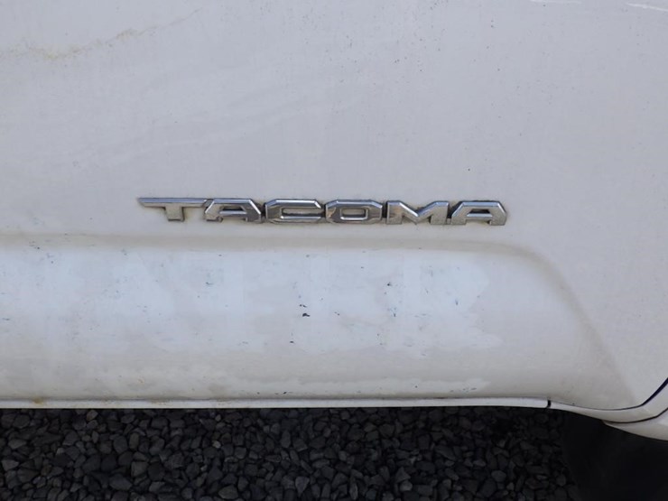 2017-toyota-tacoma-image-15