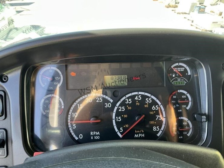 2012-freightliner-m2-106-image-33