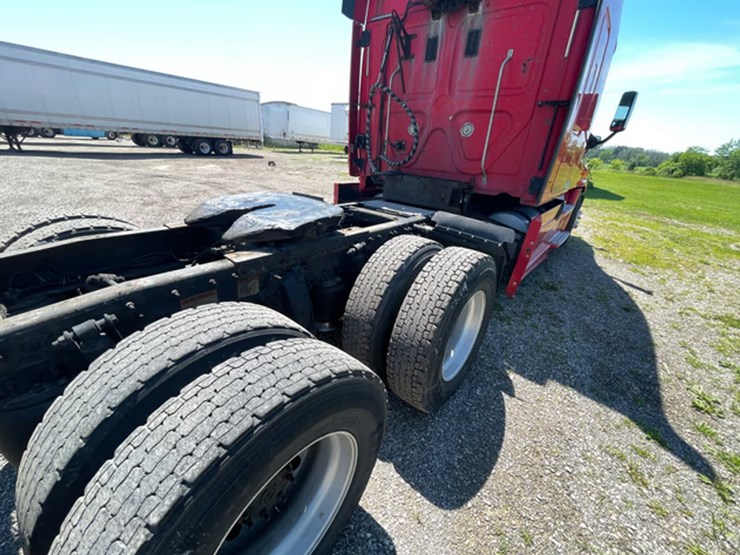 #118-•-2014-freightliner-semi-tractor-(has-wi-title)-(denmark,-wi)-image-37